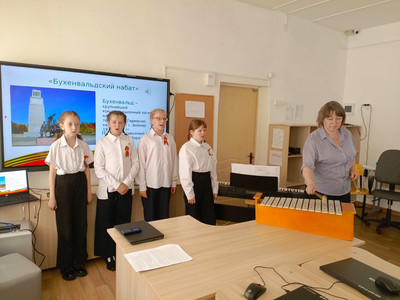 В Панфиловской СОШ. солисты ансамбля